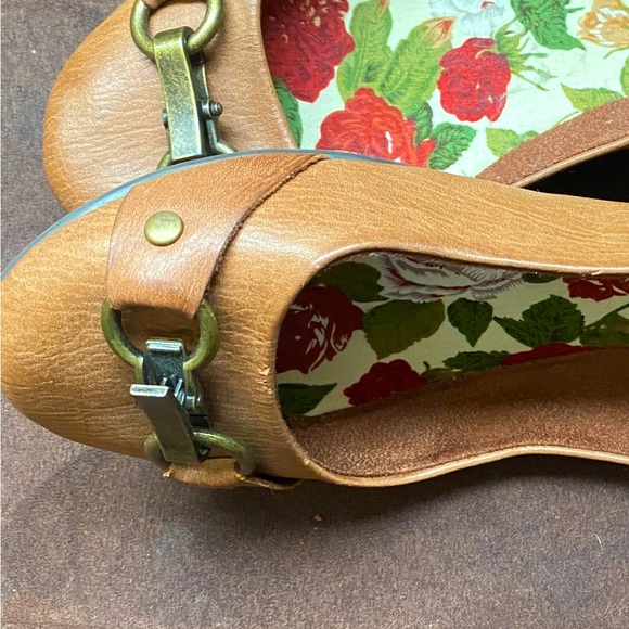 ROCKETDOG Cute flats with bronze hardware and floral print sole. - Picture 2 of 5